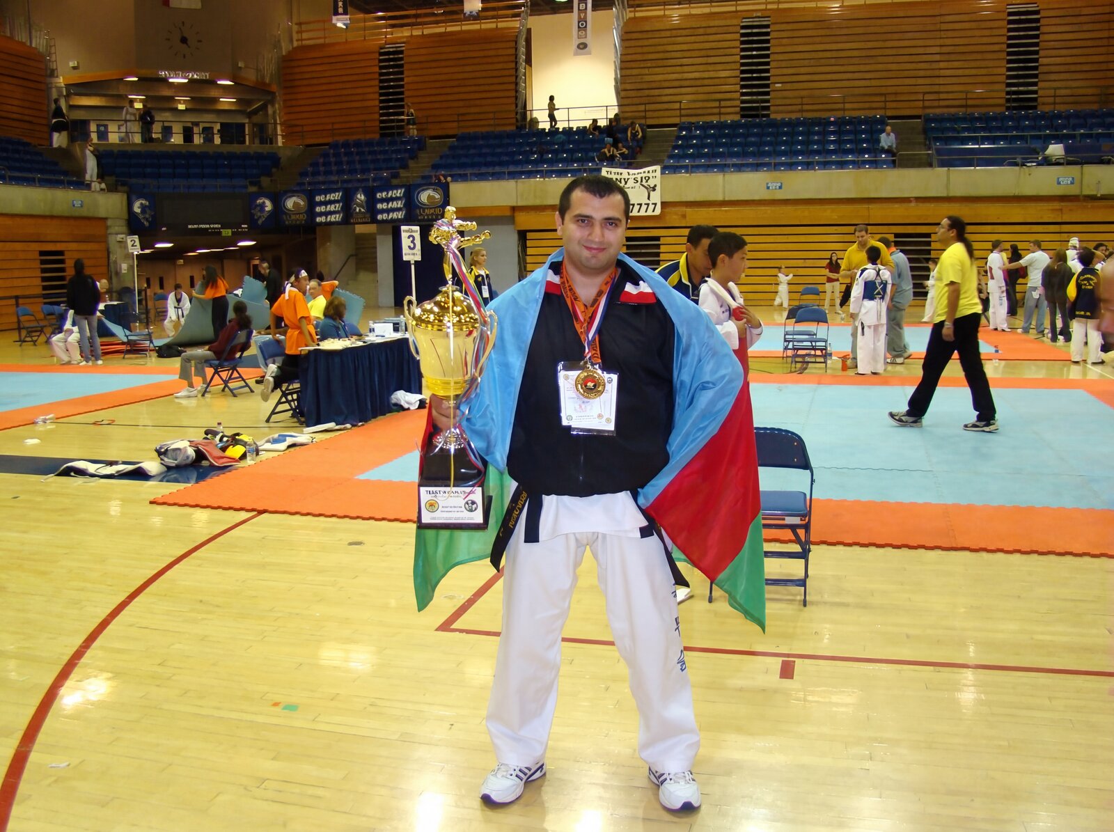 Grandmaster Vidadi Hajiyev holding his World Gold Cup trophy and gold medal, draped in the flag of Azerbaijan
